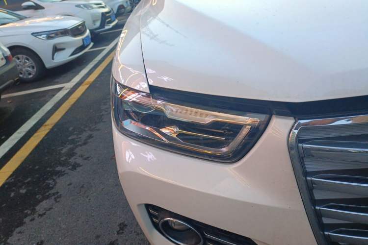 Used Haval H6 2017 Red Label 2.0T Automatic Two-Wheel Drive ZhiShang Model Right Front Headlight