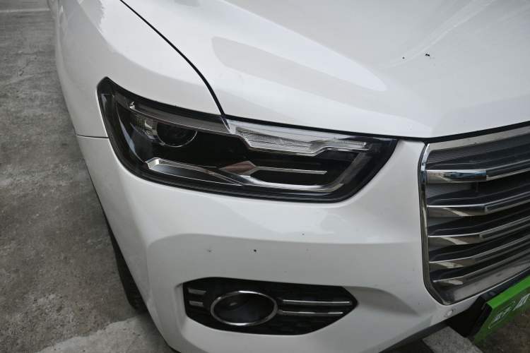Used Haval H6 2017 Red Label 2.0T Automatic Two-Wheel Drive ZhiShang Model Right Front Headlight
