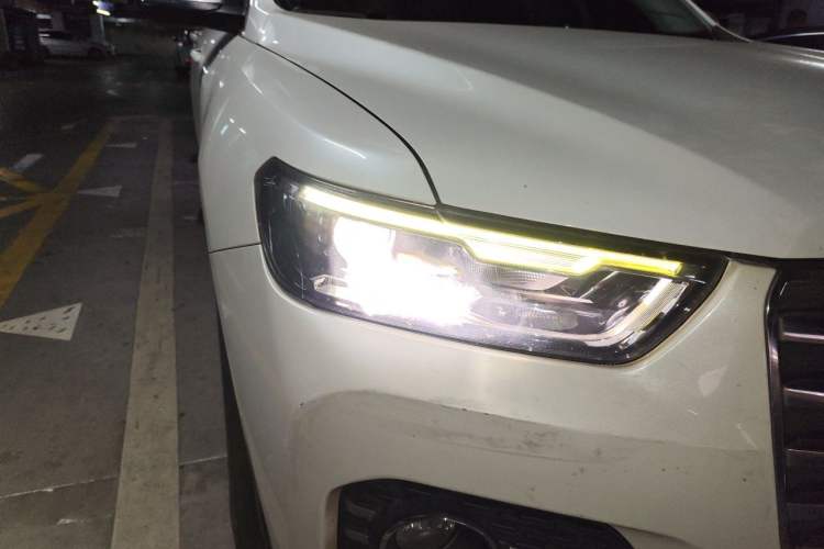 Used Haval H6 2017 Red Label 2.0T Automatic Two-Wheel Drive ZhiShang Model Right Front Headlight