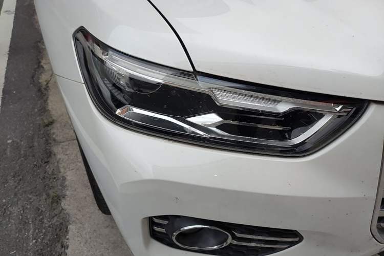 Used Haval H6 2017 Red Label 2.0T Automatic Two-Wheel Drive ZhiShang Model Right Front Headlight