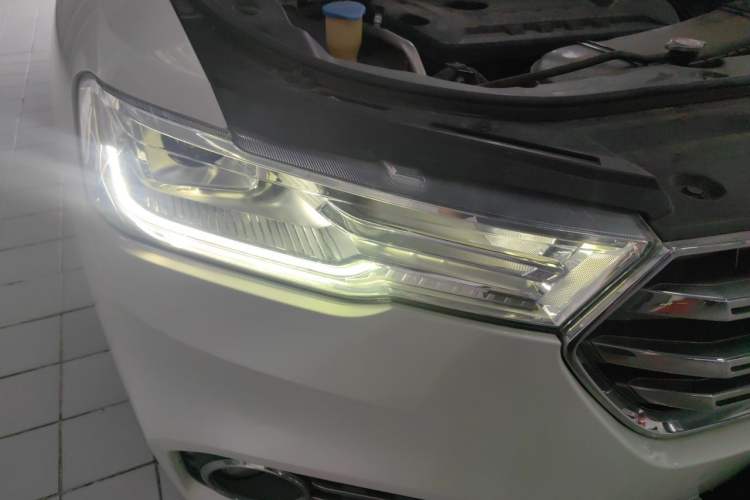 Used Haval H6 2017 Blue Label 2.0T Automatic Two-Wheel Drive Leading Model Right Front Headlight