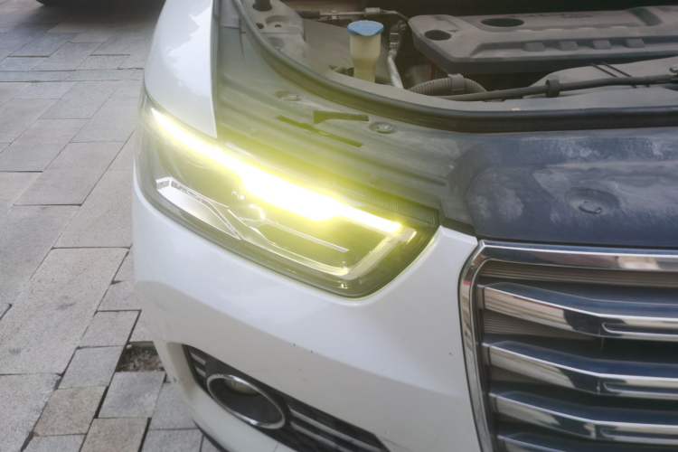 Used Haval H6 2017 Red Label 2.0T Automatic Two-Wheel Drive ZhiShang Model Right Front Headlight