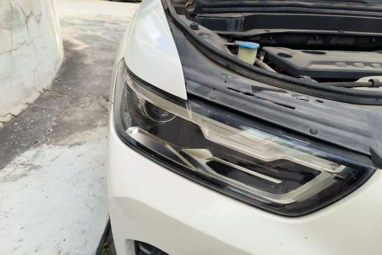 Used Haval H6 2017 Red Label 2.0T Automatic Two-Wheel Drive ZhiShang Model Right Front Headlight