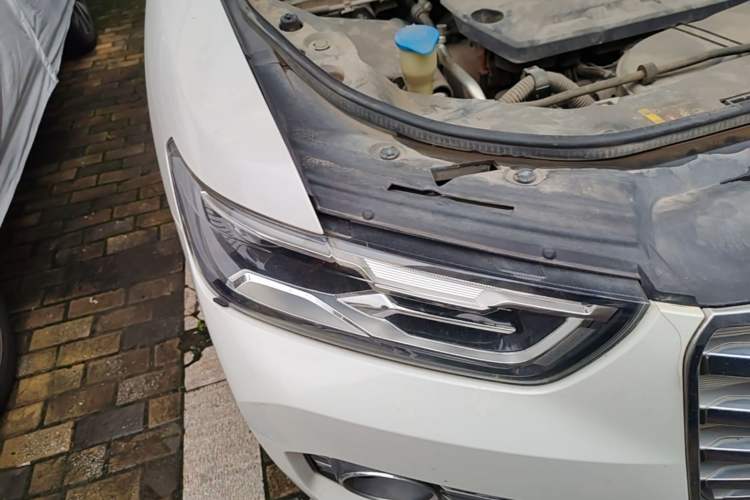 Used Haval H6 2017 Red Label 2.0T Automatic Two-Wheel Drive ZhiShang Model Right Front Headlight