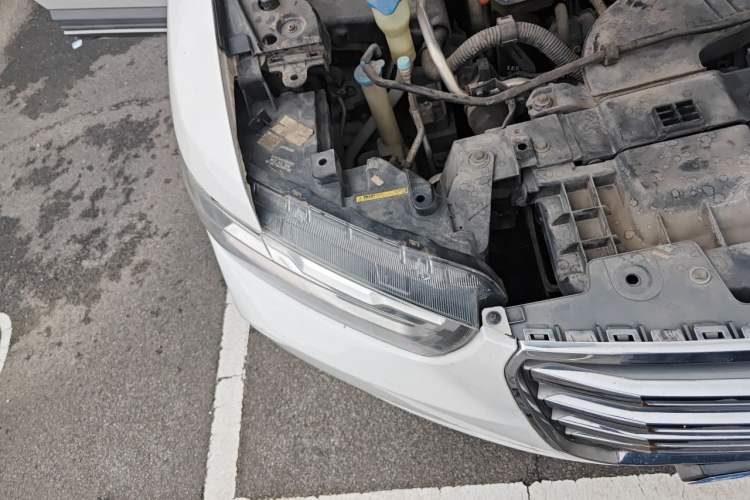 Used Haval H6 2017 Red Label 2.0T Automatic Two-Wheel Drive ZhiShang Model Right Front Headlight