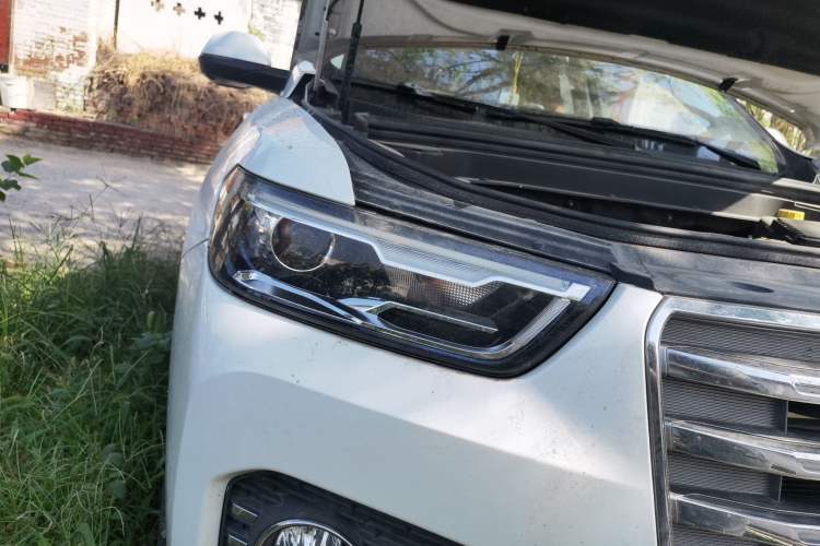 Used Haval H6 2017 Red Label 2.0T Automatic Two-Wheel Drive ZhiShang Model Right Front Headlight