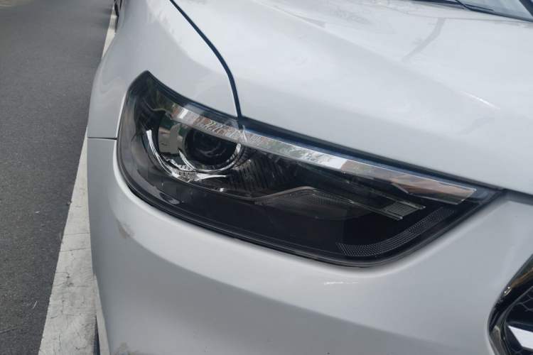 Used Haval H6 2017 Blue Label Sport Edition 1.5T Automatic Two-Wheel Drive Luxury Model Right Front Headlight