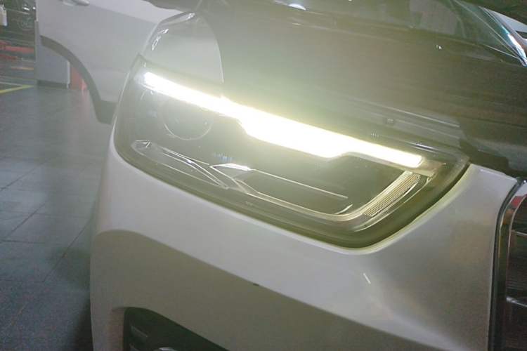 Used Haval H6 2017 Red Label 2.0T Automatic Two-Wheel Drive ZhiShang Model Right Front Headlight