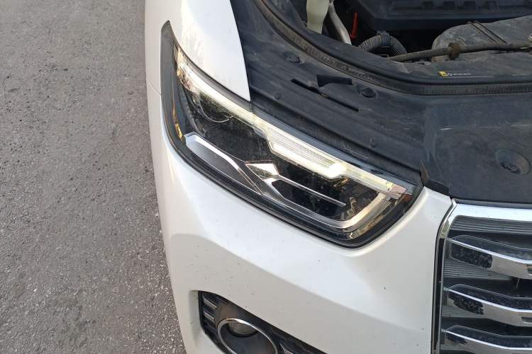 Used Haval H6 2017 Red Label 2.0T Automatic Two-Wheel Drive ZhiShang Model Right Front Headlight