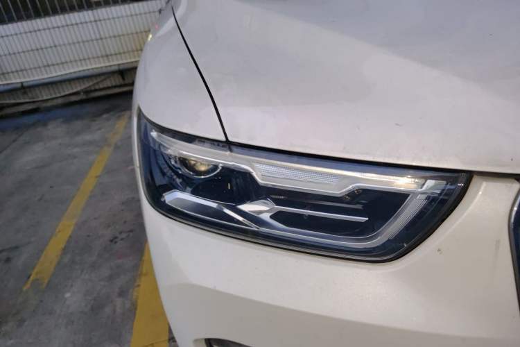 Used Haval H6 2017 Red Label 2.0T Automatic Two-Wheel Drive ZhiShang Model Right Front Headlight