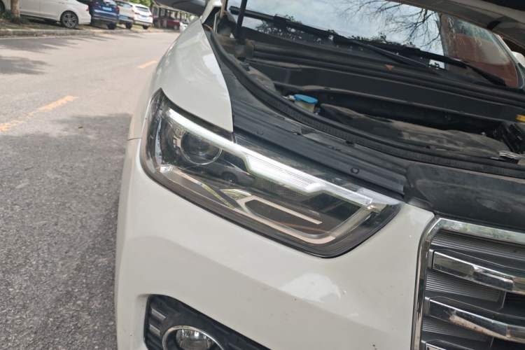 Used Haval H6 2017 Red Label 2.0T Automatic Two-Wheel Drive ZhiShang Model Right Front Headlight