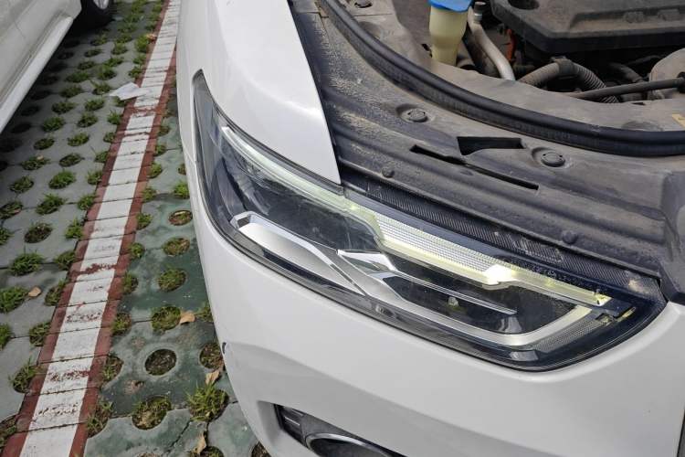 Used Haval H6 2017 Red Label 2.0T Automatic Two-Wheel Drive ZhiShang Model Right Front Headlight