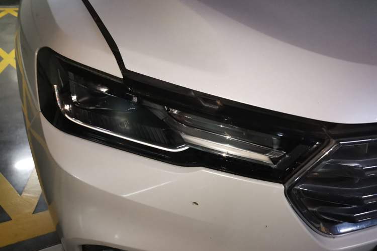 Used Haval H6 2017 Blue Label 2.0T Automatic Two-Wheel Drive Leading Model Right Front Headlight