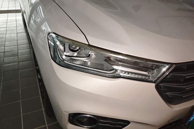 Used Haval H6 2017 Blue Label 1.5T Automatic Two-Wheel Drive ZhiShang Model Right Front Headlight