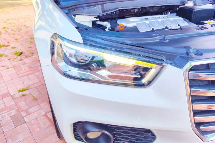 Used Haval H6 2017 Red Label 2.0T Automatic Two-Wheel Drive ZhiShang Model Right Front Headlight