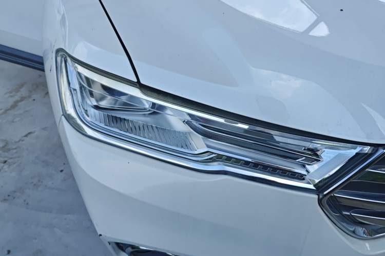 Used Haval H6 2017 Blue Label 2.0T Automatic Two-Wheel Drive Smart Edition Right Front Headlight