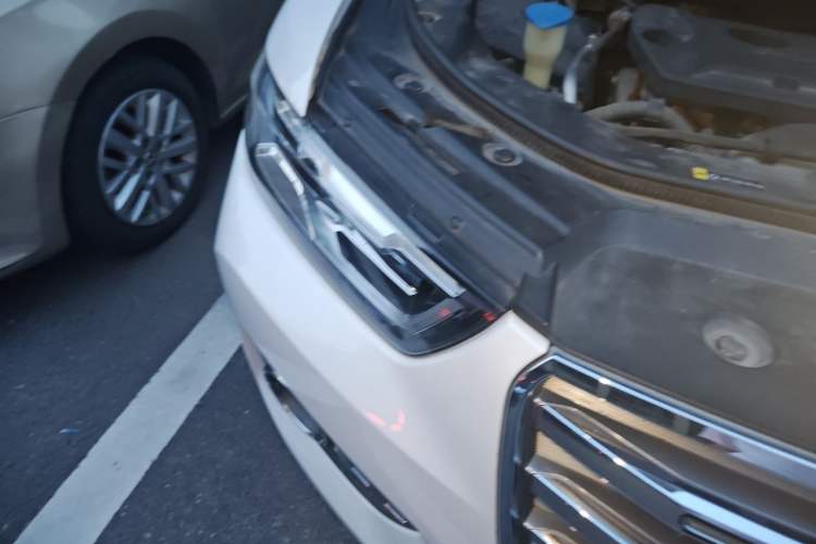Used Haval H6 2017 Red Label 2.0T Automatic Two-Wheel Drive ZhiShang Model Right Front Headlight