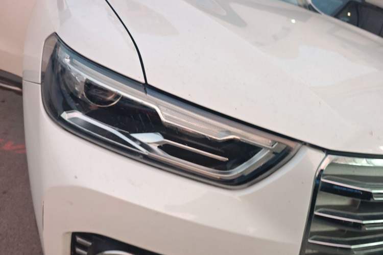 Used Haval H6 2017 Red Label 2.0T Automatic Two-Wheel Drive ZhiShang Model Right Front Headlight