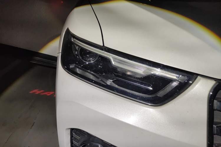 Used Haval H6 2017 Red Label 2.0T Automatic Two-Wheel Drive ZhiShang Model Right Front Headlight