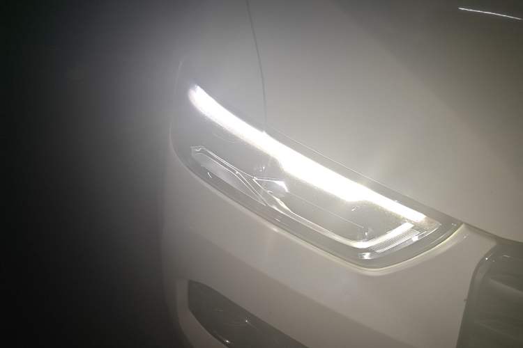 Used Haval H6 2017 Red-Label 1.5T Automatic Two-Wheel Drive Smart Edition Right Front Headlight