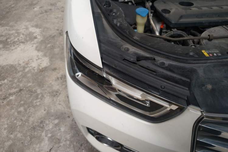 Used Haval H6 2017 Red Label 2.0T Automatic Two-Wheel Drive ZhiShang Model Right Front Headlight