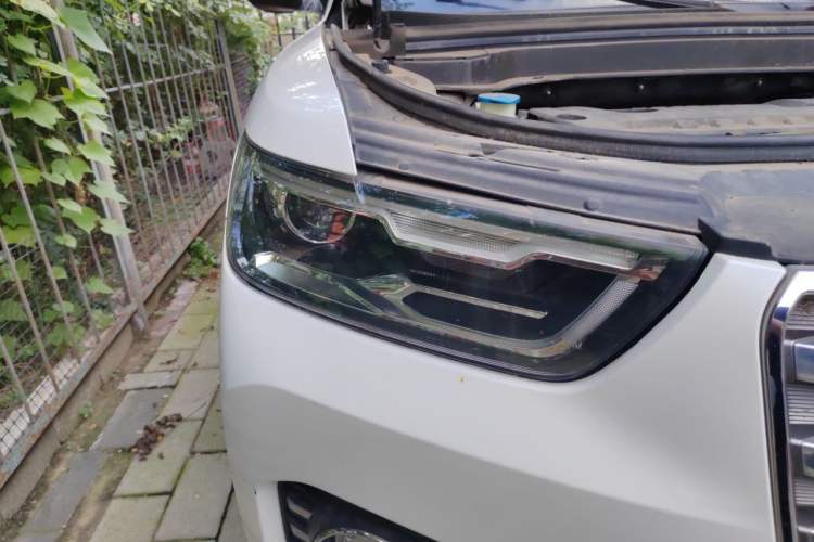 Used Haval H6 2017 Red Label 2.0T Automatic Two-Wheel Drive ZhiShang Model Right Front Headlight