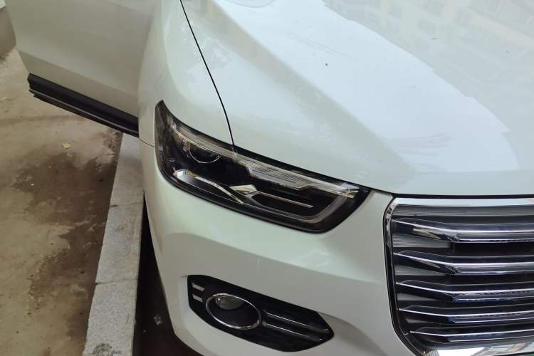 Used Haval H6 2017 Red Label 2.0T Automatic Two-Wheel Drive ZhiShang Model Right Front Headlight