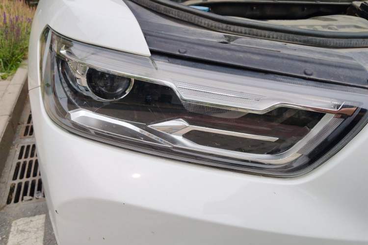 Used Haval H6 2017 Red Label 2.0T Automatic Two-Wheel Drive ZhiShang Model Right Front Headlight