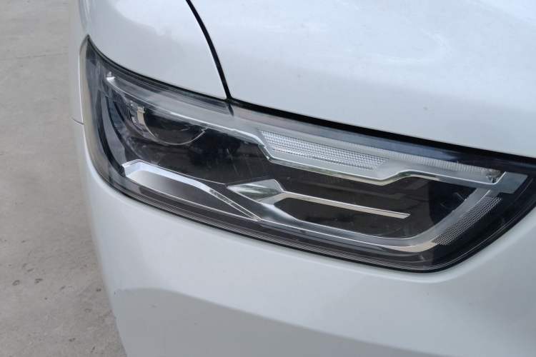 Used Haval H6 2017 Red Label 2.0T Automatic Two-Wheel Drive ZhiShang Model Right Front Headlight