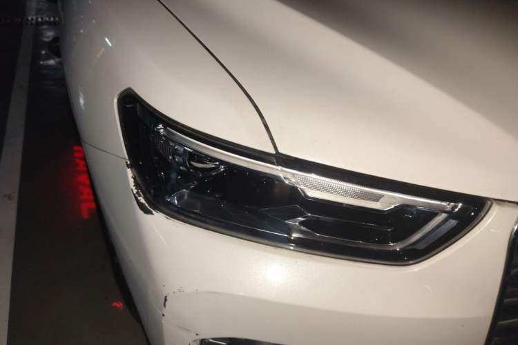 Used Haval H6 2017 Red Label 2.0T Automatic Two-Wheel Drive ZhiShang Model Right Front Headlight