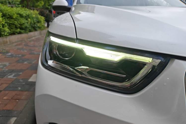 Used Haval H6 2017 Red Label 2.0T Automatic Two-Wheel Drive ZhiShang Model Right Front Headlight