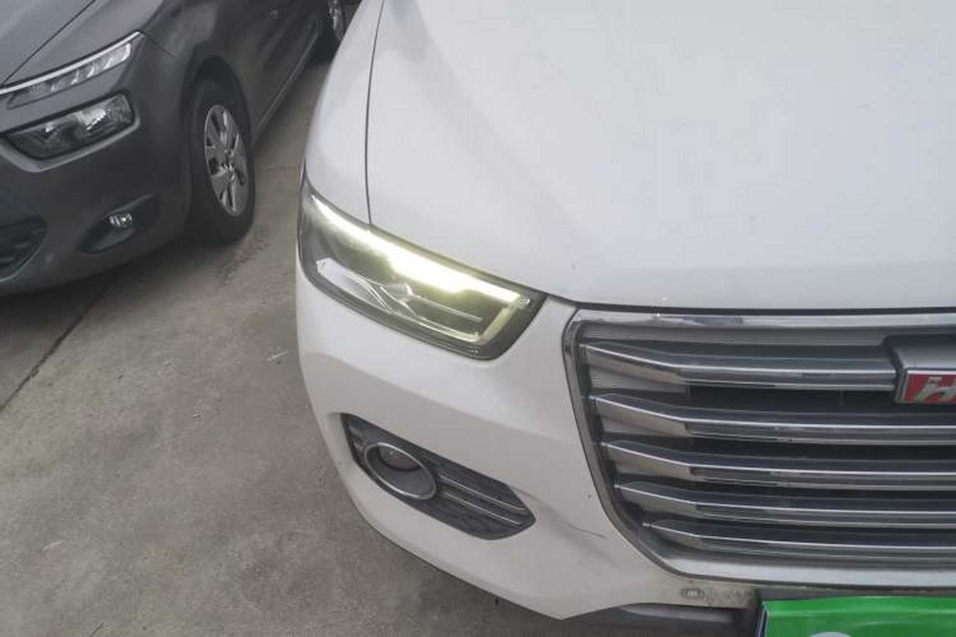 Used Haval H6 2017 Red-Label 1.5T Automatic Two-Wheel Drive Smart Edition Right Front Headlight