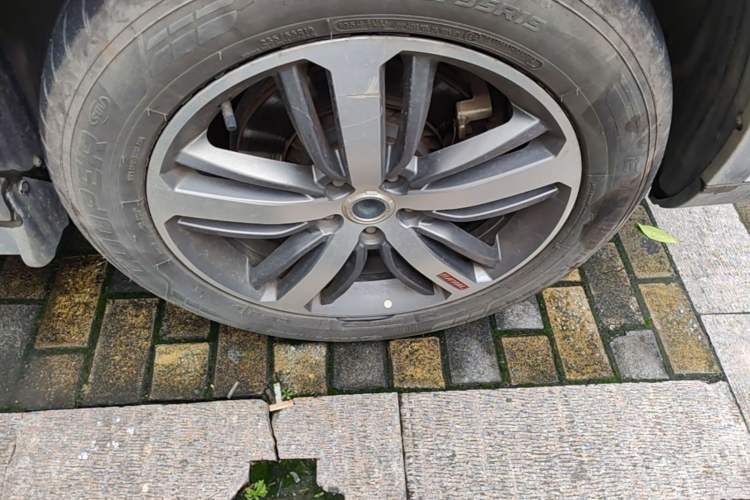 Used Haval H6 2017 Red Label 2.0T Automatic Two-Wheel Drive ZhiShang Model Right Front Wheel Hub