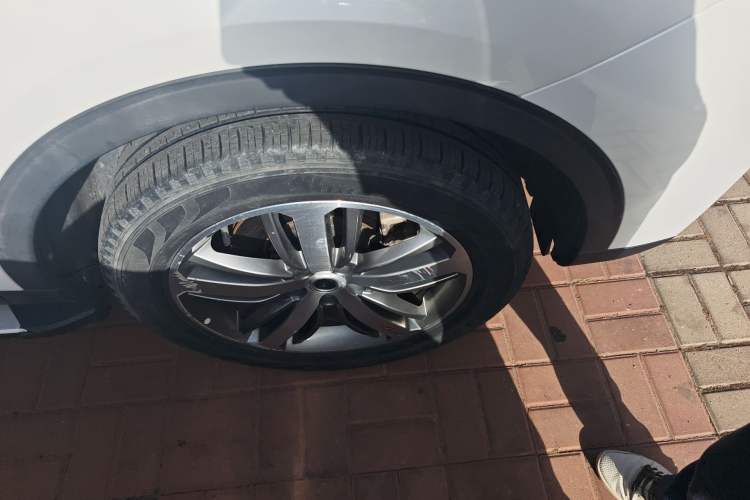 Used Haval H6 2017 Red Label 2.0T Automatic Two-Wheel Drive ZhiShang Model Right Front Wheel Hub