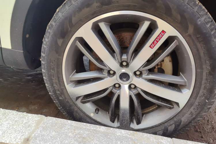 Used Haval H6 2017 Red Label 2.0T Automatic Two-Wheel Drive ZhiShang Model Right Front Wheel Hub