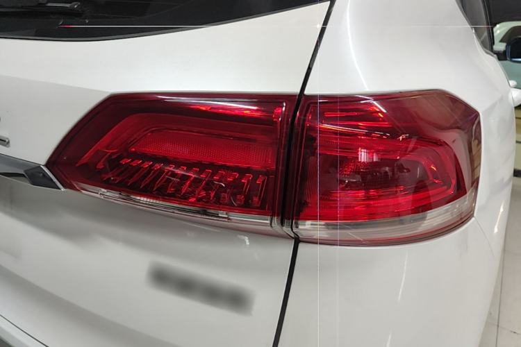Used Haval H6 2017 Blue Label 2.0T Automatic Two-Wheel Drive Leading Model Right Rear Taillight