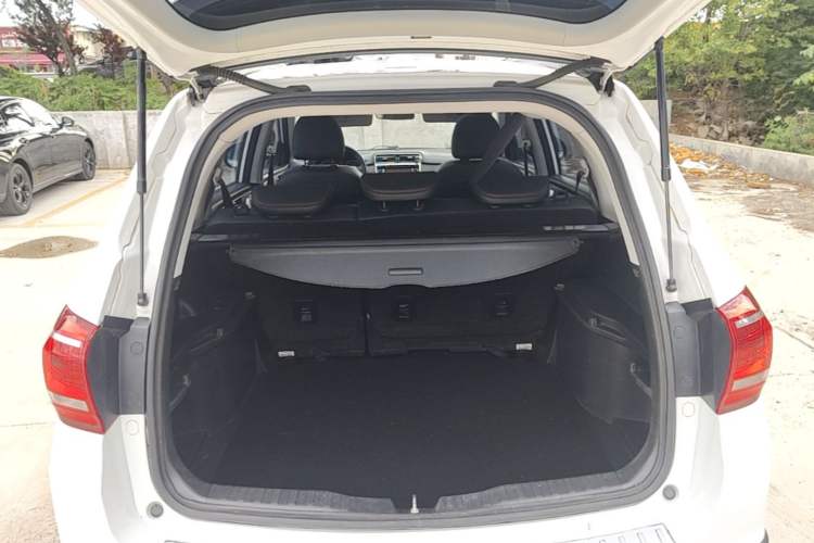 Used Haval H6 2017 Red-Label Sport Edition 1.5T Manual Two-Wheel Drive Elite Model Trunk