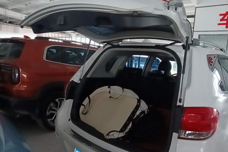 Used Haval H6 2017 Classic Edition 1.5T Manual Two-Wheel Drive Urban Model Trunk