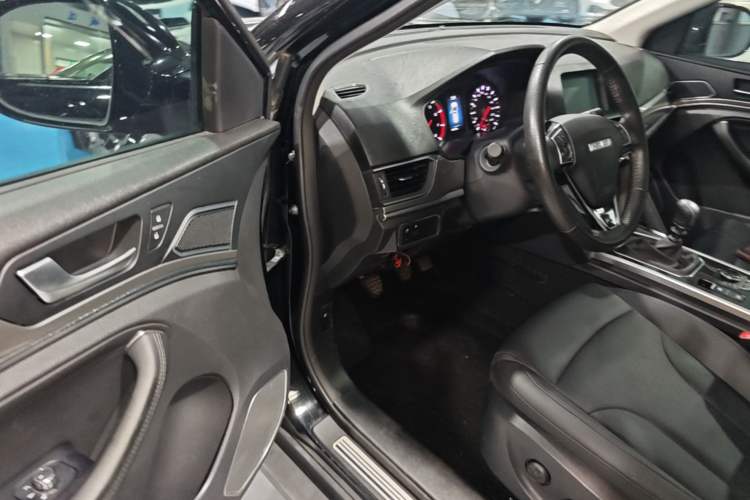 Used Haval H6 2018 Sport Edition 1.5T Manual Two-Wheel Drive Elite Model China V Standard Driver Seat