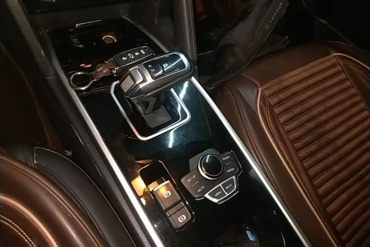 Used Haval H6 2018 Blue Label Sport Edition 1.5T Automatic Two-Wheel Drive Elite Model Gear Lever