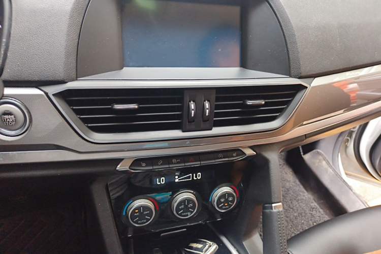 Used Haval H6 2018 Red-Label Sport Version 1.5T Manual Two-Wheel Drive Elite Model Audio And AC Panel