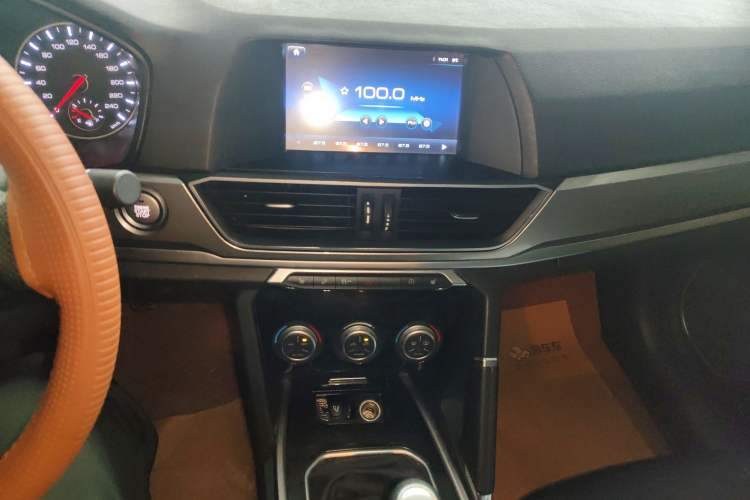 Used Haval H6 2018 Red-Label Sport Version 1.5T Manual Two-Wheel Drive Elite Model Audio And AC Panel