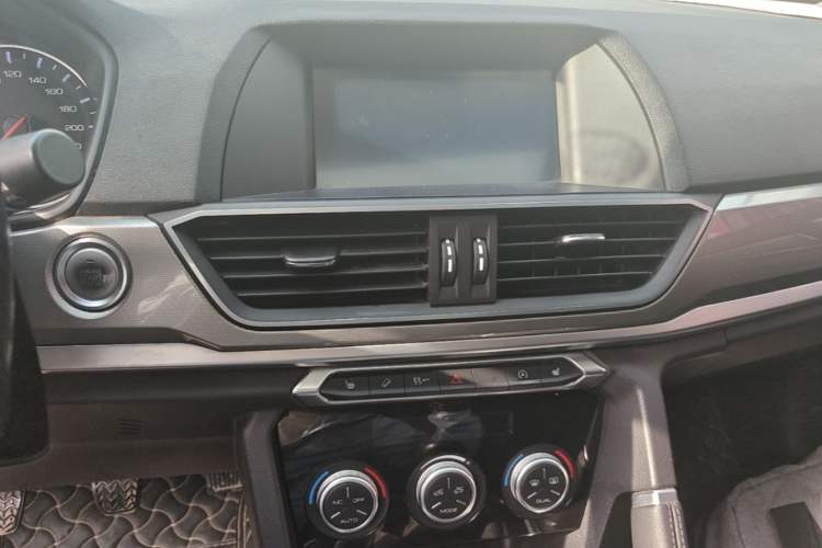 Used Haval H6 2018 Red-Label Sport Version 1.5T Manual Two-Wheel Drive Elite Model Audio And AC Panel