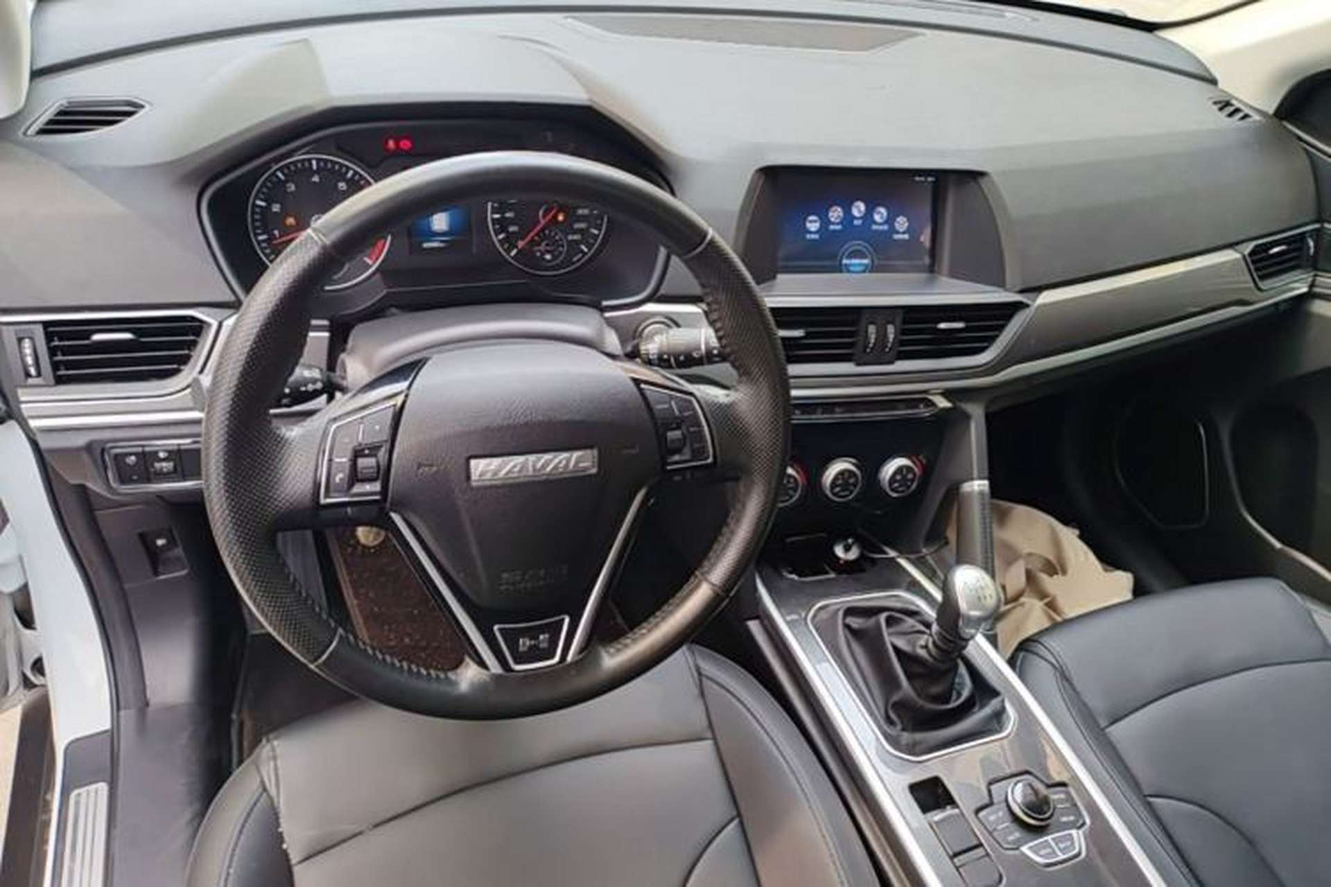 Used Haval H6 2018 Sport Edition 1.5T Manual Two-Wheel Drive Elite Model China V Standard Center Console
