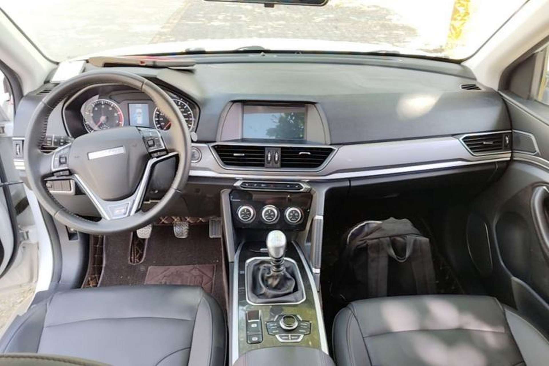 Used Haval H6 2018 Red-Label Sport Version 1.5T Manual Two-Wheel Drive Elite Model Center Console