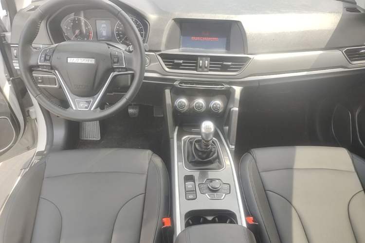 Used Haval H6 2018 Sport Edition 1.5T Manual Two-Wheel Drive Elite Model China V Standard Center Console