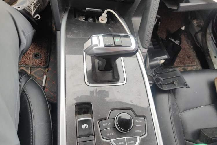 Used Haval H6 2018 Blue Label Sport Edition 1.5T Automatic Two-Wheel Drive Elite Model Gear Lever