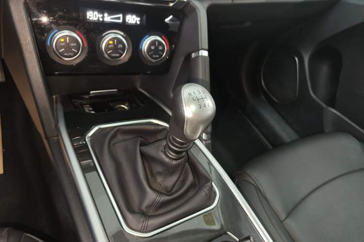 Used Haval H6 2018 Red-Label Sport Version 1.5T Manual Two-Wheel Drive Elite Model Gear Lever