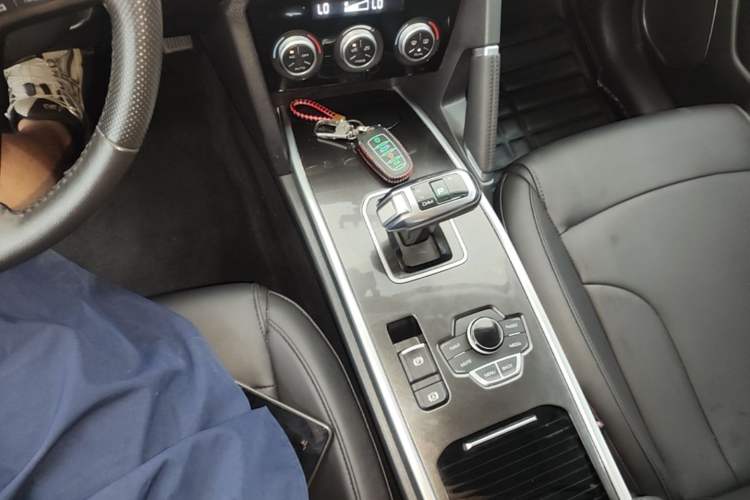 Used Haval H6 2018 Red-Label Sport Edition 1.5T Automatic Two-Wheel Drive Prestige Model Gear Lever