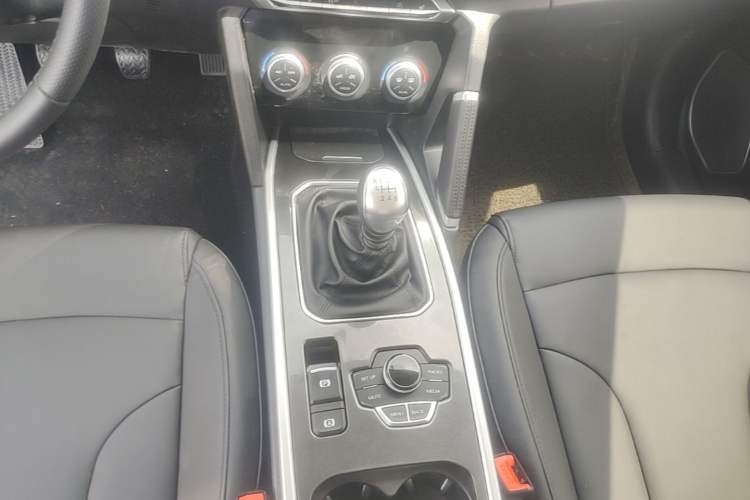 Used Haval H6 2018 Sport Edition 1.5T Manual Two-Wheel Drive Elite Model China V Standard Gear Lever